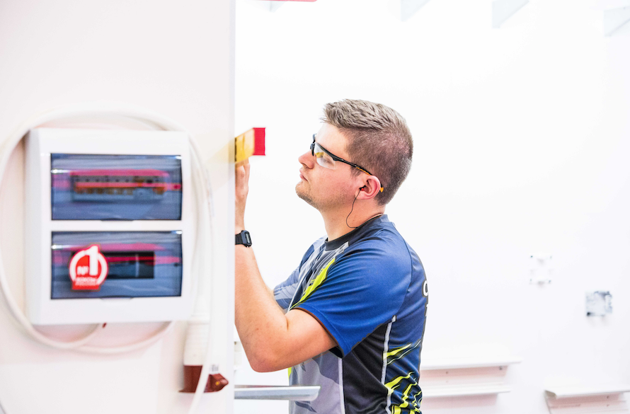 Germar Unterweger (Elektrotechniker) konzentriert beim Arbeiten.