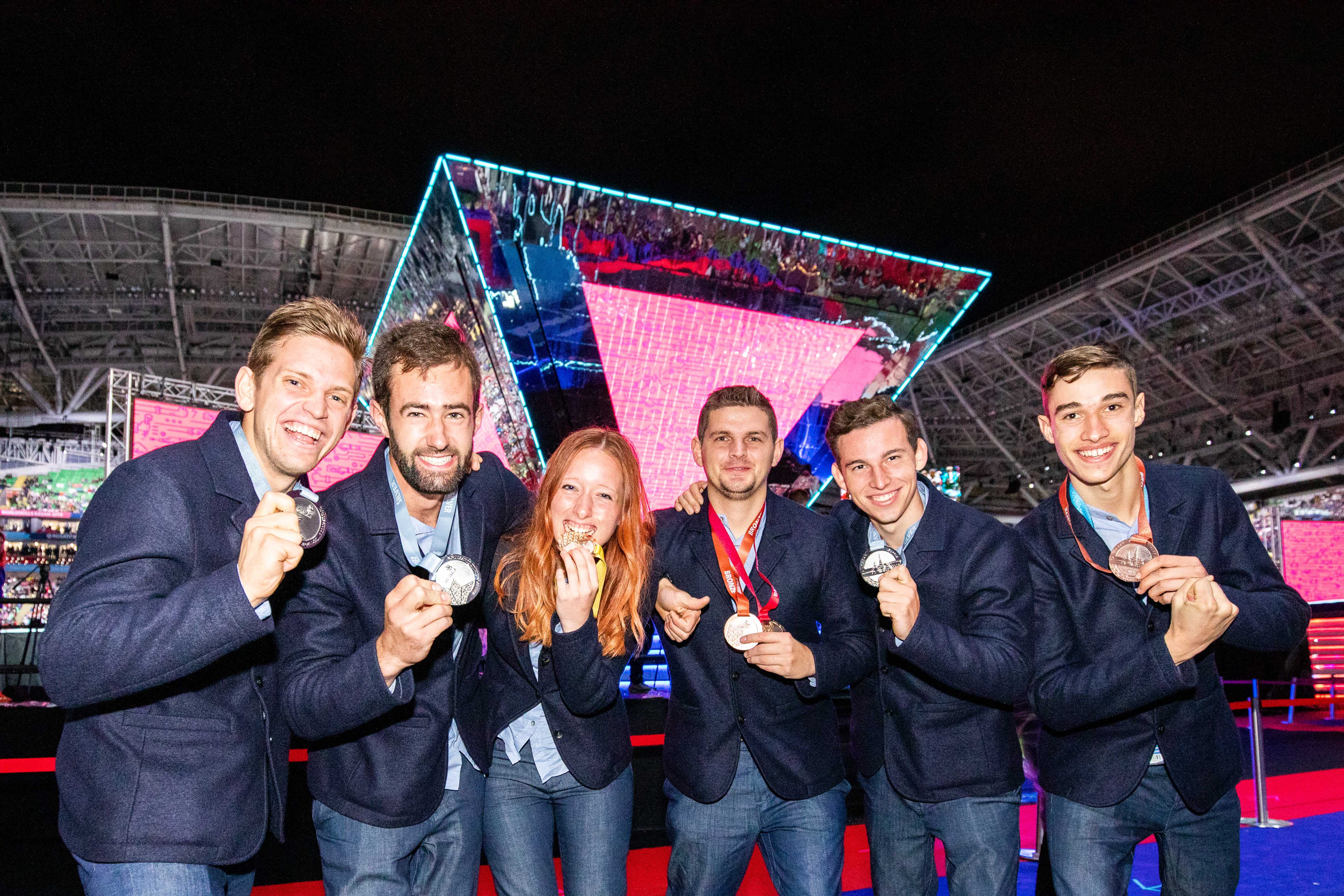 Cinque volte metallo prezioso per il Team Italy: Patrick Staschitz, Matthias Grunser, Lisa Hilpold, Daniel Perkmann, Germar Unterweger e Hannes Pircher (da sinistra, Foto: Alan Bianchi - AB Foto)