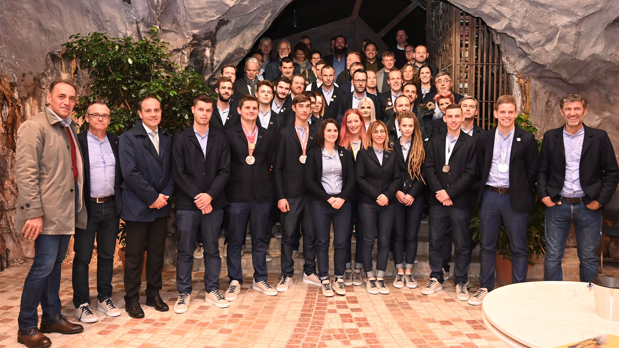 Il Team Italy e gli ospiti d’onore a Laimburg. Fonte: Roland Strimmer.